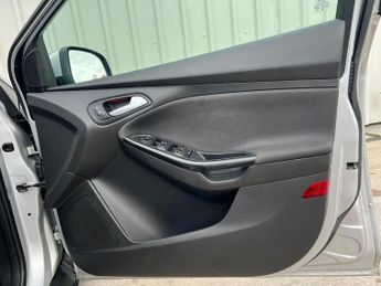 FORD FOCUS 1.6 Titanium Powershift Euro 6 5dr