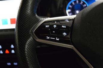 VOLKSWAGEN GOLF 1.5 eTSI MHEV R-Line