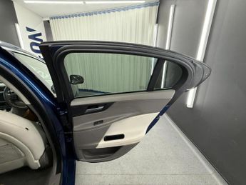 JAGUAR XE 2.0d Portfolio Auto Euro 6 (s/s) 4dr