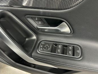 MERCEDES-BENZ A CLASS 1.3 A200 Sport