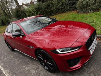 JAGUAR XE 2.0 D200 MHEV R-Dynamic Black