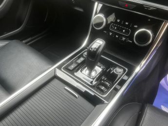 JAGUAR XE 2.0 D200 MHEV R-Dynamic Black