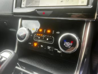 JAGUAR XE 2.0 D200 MHEV R-Dynamic Black