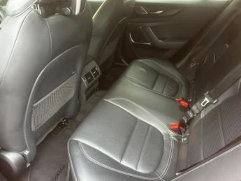 JAGUAR XE 2.0 D200 MHEV R-Dynamic Black