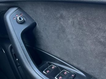 AUDI A6 AVANT 2.0 TDI ultra Black Edition