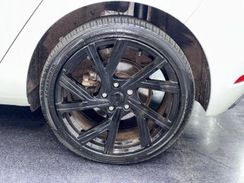 VOLKSWAGEN E-GOLF 35.8kWh e-Golf Auto 5dr