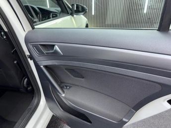 VOLKSWAGEN E-GOLF 35.8kWh e-Golf Auto 5dr