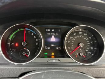 VOLKSWAGEN E-GOLF 35.8kWh e-Golf Auto 5dr