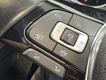 VOLKSWAGEN E-GOLF 35.8kWh e-Golf Auto 5dr