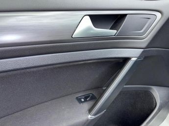 VOLKSWAGEN E-GOLF 35.8kWh e-Golf Auto 5dr