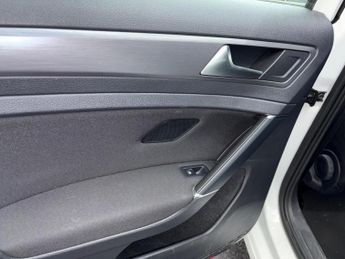 VOLKSWAGEN E-GOLF 35.8kWh e-Golf Auto 5dr