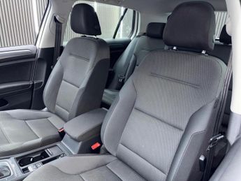 VOLKSWAGEN E-GOLF 35.8kWh e-Golf Auto 5dr