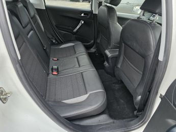 PEUGEOT 2008 1.6 e-HDi Allure