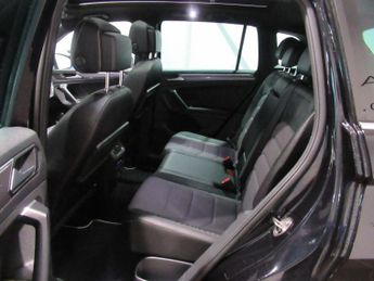 VOLKSWAGEN TIGUAN 2.0 TDI R-Line DSG Euro 6 (s/s) 5dr
