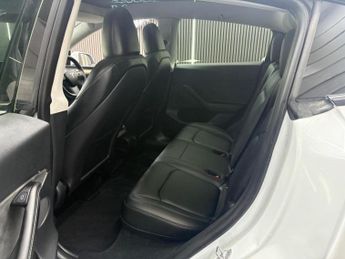 TESLA MODEL Y Auto RWD 5dr
