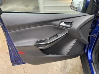 FORD FOCUS 1.6 Titanium