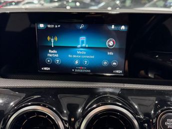 MERCEDES-BENZ A CLASS 1.3 A200 AMG Line 7G-DCT Euro 6 (s/s) 4dr