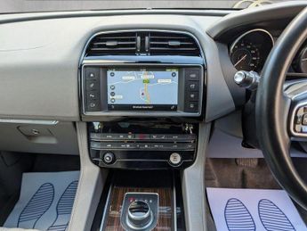 JAGUAR F-PACE 2.0 D180 Portfolio Auto AWD Euro 6 (s/s) 5dr