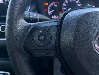 TOYOTA COROLLA 1.8 VVT-h Design CVT Euro 6 (s/s) 4dr