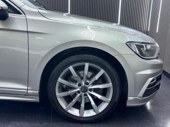 VOLKSWAGEN PASSAT 2.0 TDI BlueMotion Tech R-Line DSG Euro 6 (s/s) 4dr