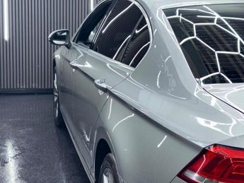 VOLKSWAGEN PASSAT 2.0 TDI BlueMotion Tech R-Line DSG Euro 6 (s/s) 4dr