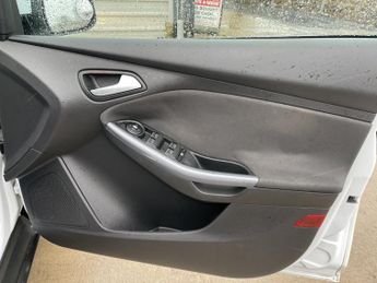 FORD FOCUS 1.6 Titanium