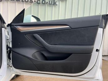 TESLA MODEL 3 Standard Range Plus Auto RWD 4dr