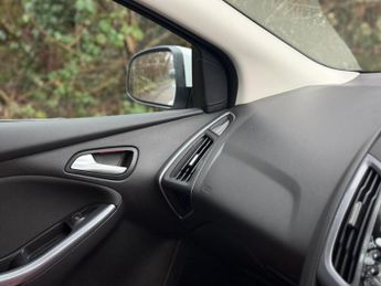 FORD FOCUS 1.6 Titanium Powershift Euro 5 5dr