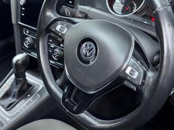 VOLKSWAGEN E-GOLF 35.8kWh e-Golf Auto 5dr