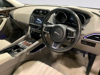 JAGUAR F-PACE 2.0 D180 Portfolio