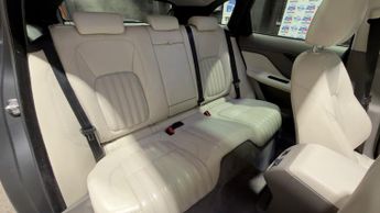 JAGUAR F-PACE 2.0 D180 Portfolio