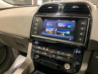 JAGUAR F-PACE 2.0 D180 Portfolio