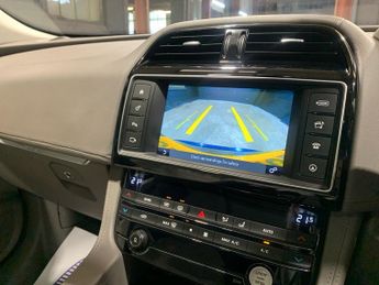JAGUAR F-PACE 2.0 D180 Portfolio