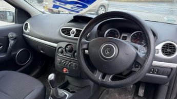 RENAULT CLIO 1.5 dCi Dynamique Diesel Black 5dr LOWTAX+AUX+JUST SERVICED