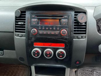 NISSAN NAVARA 2.5 dCi Tekna Auto 4WD Euro 5 4dr