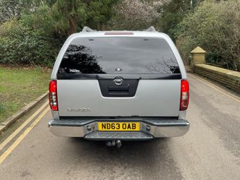 NISSAN NAVARA 2.5 dCi Tekna Auto 4WD Euro 5 4dr