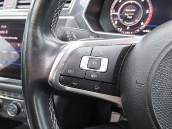 VOLKSWAGEN TIGUAN 2.0 TDI R-Line DSG 4Motion Euro 6 (s/s) 5dr