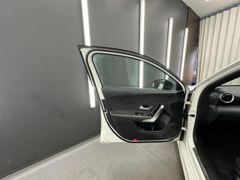 MERCEDES-BENZ A CLASS 1.3 A200 AMG Line 7G-DCT Euro 6 (s/s) 4dr