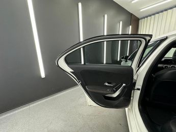 MERCEDES-BENZ A CLASS 1.3 A200 AMG Line 7G-DCT Euro 6 (s/s) 4dr