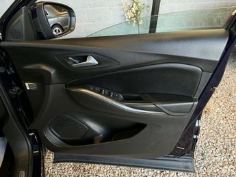 VAUXHALL GRANDLAND X 1.5 Turbo D BlueInjection Sport Nav