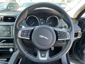 JAGUAR F-PACE 2.0 P300 R-Sport