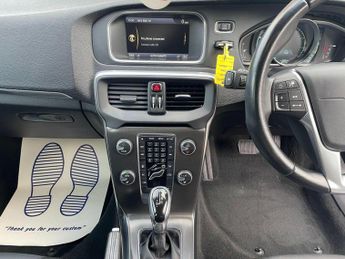 VOLVO V40 1.6 T4 SE Hatchback 5dr Petrol Powershift Euro 5 (s/s) (180 ps)