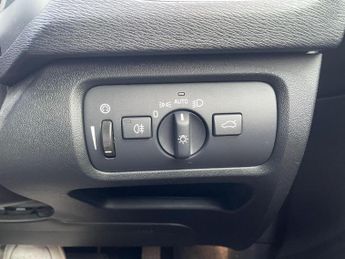 VOLVO V40 1.6 T4 SE Hatchback 5dr Petrol Powershift Euro 5 (s/s) (180 ps)