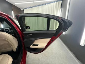 JAGUAR XE 2.0d Prestige Auto Euro 6 (s/s) 4dr