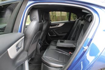 JAGUAR XE 2.0 P250i R-Dynamic SE