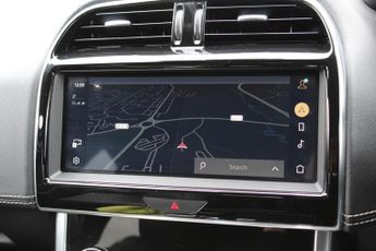 JAGUAR XE 2.0 P250i R-Dynamic SE