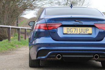 JAGUAR XE 2.0 P250i R-Dynamic SE