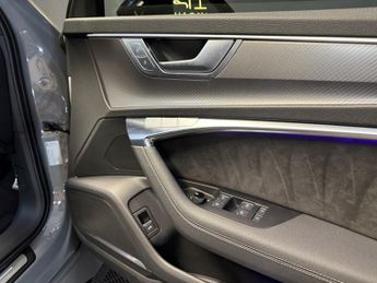 AUDI RS6 AVANT 4.0 TFSI V8 Launch Edition