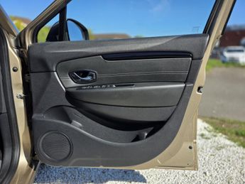 RENAULT SCENIC 1.5 Dynamique TomTom dCi 110 EDC Auto
