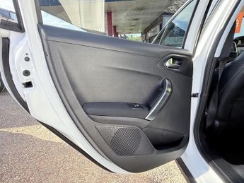 PEUGEOT 2008 1.6 e-HDi Allure